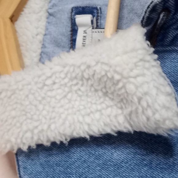 Forever 21 Jacket Denim Sherpa Trim Cropped with Raw Hem New - Picture 15 of 16